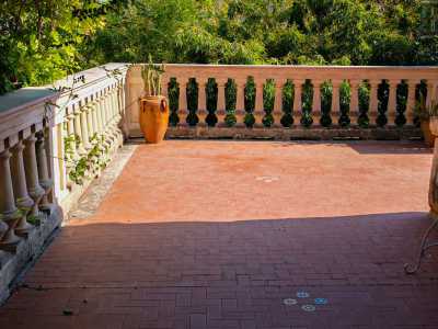 Saliamo al livello superiore e, percorrendo la terrazza balaustrata che gira per tre lati attorno all�edificio, riusciamo ad ammirare da vicino i tanti particolari presenti sulle facciate